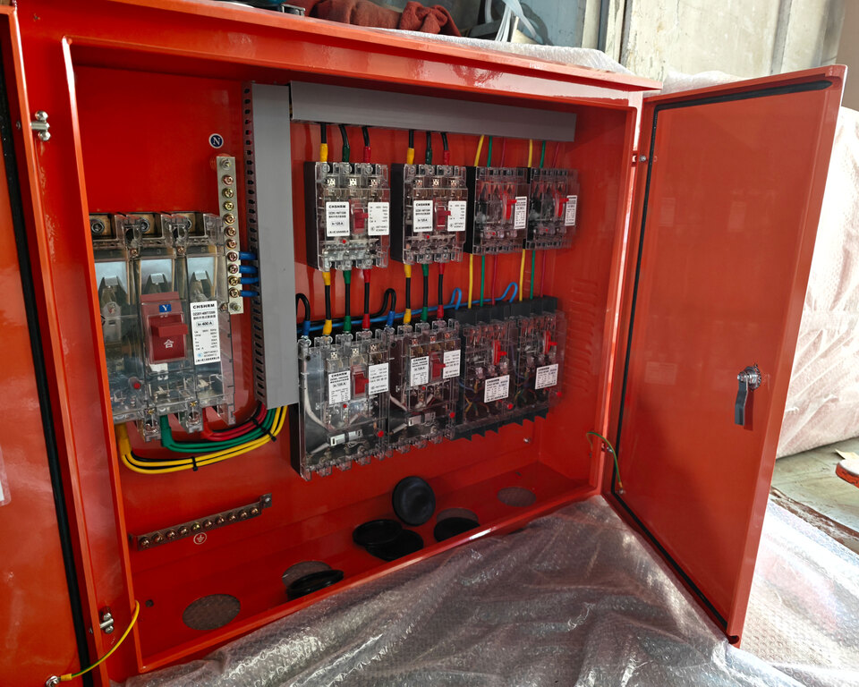 Agus an bonneagar domhanda ag téamh suas, conas is féidir na caighdeáin dáileacháin cumhachta do láithreáin tógála a choinneáil suas? Sheol Ouyue Electric Bosca Dúbailte Doras Clé agus Deas Allamuigh Cruach Dhosmálta ardchosanta